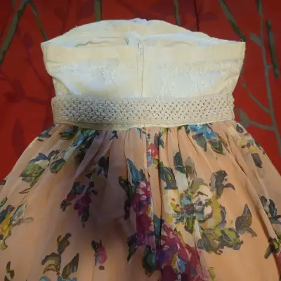 Vestido strapless floral con cinturón - miniatura 2