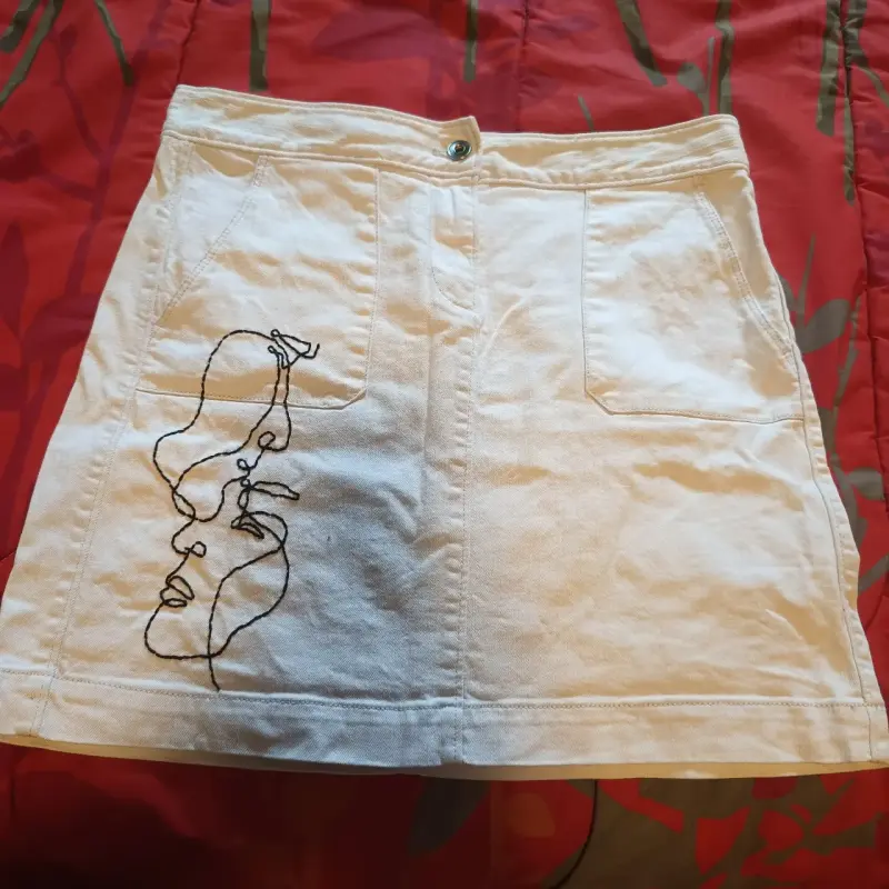 Falda blanca intervenida con diseño bordado