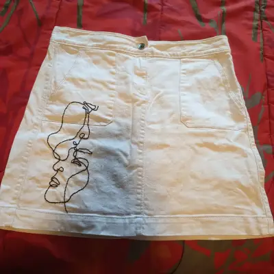 Falda blanca intervenida con diseño bordado - miniatura 1