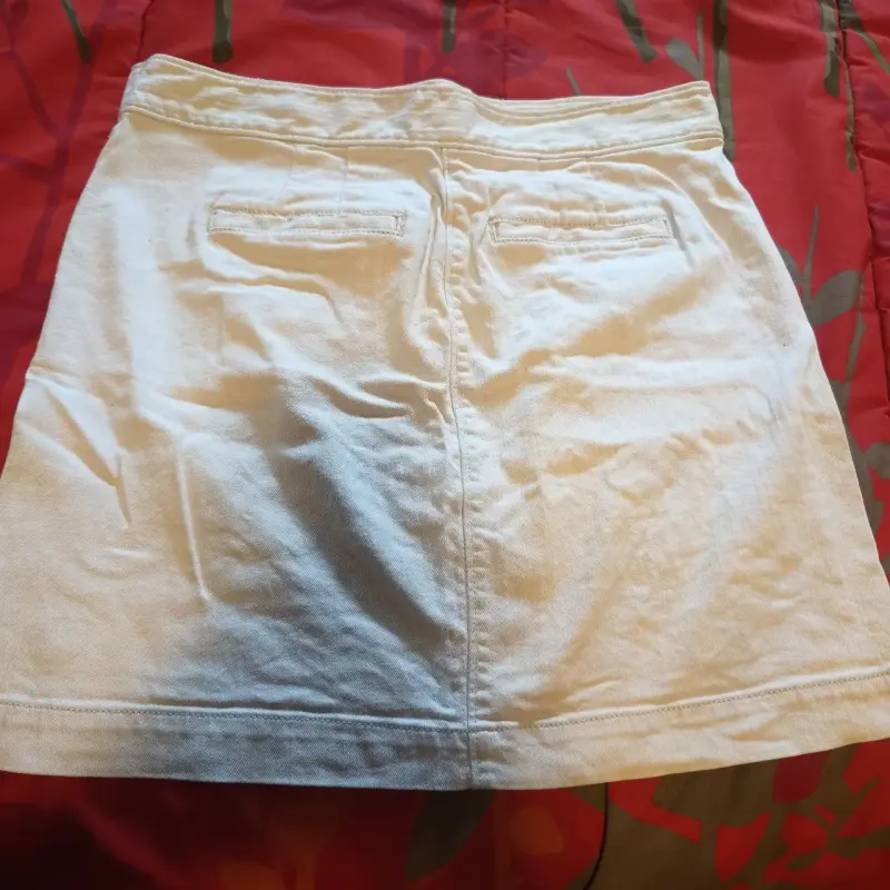 Falda blanca intervenida con diseño bordado - 2
