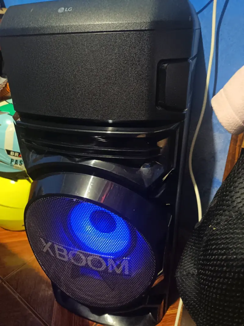 Parlante LG XBOOM con luz LED - 1