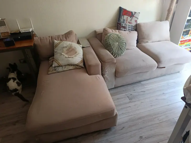 Sofá seccional beige con chaise longue - 1