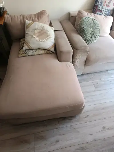 Sofá seccional beige con chaise longue - miniatura 3