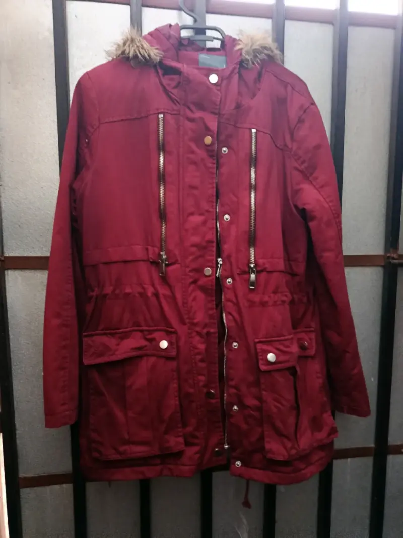 Parka roja con capucha de piel sintética - 1