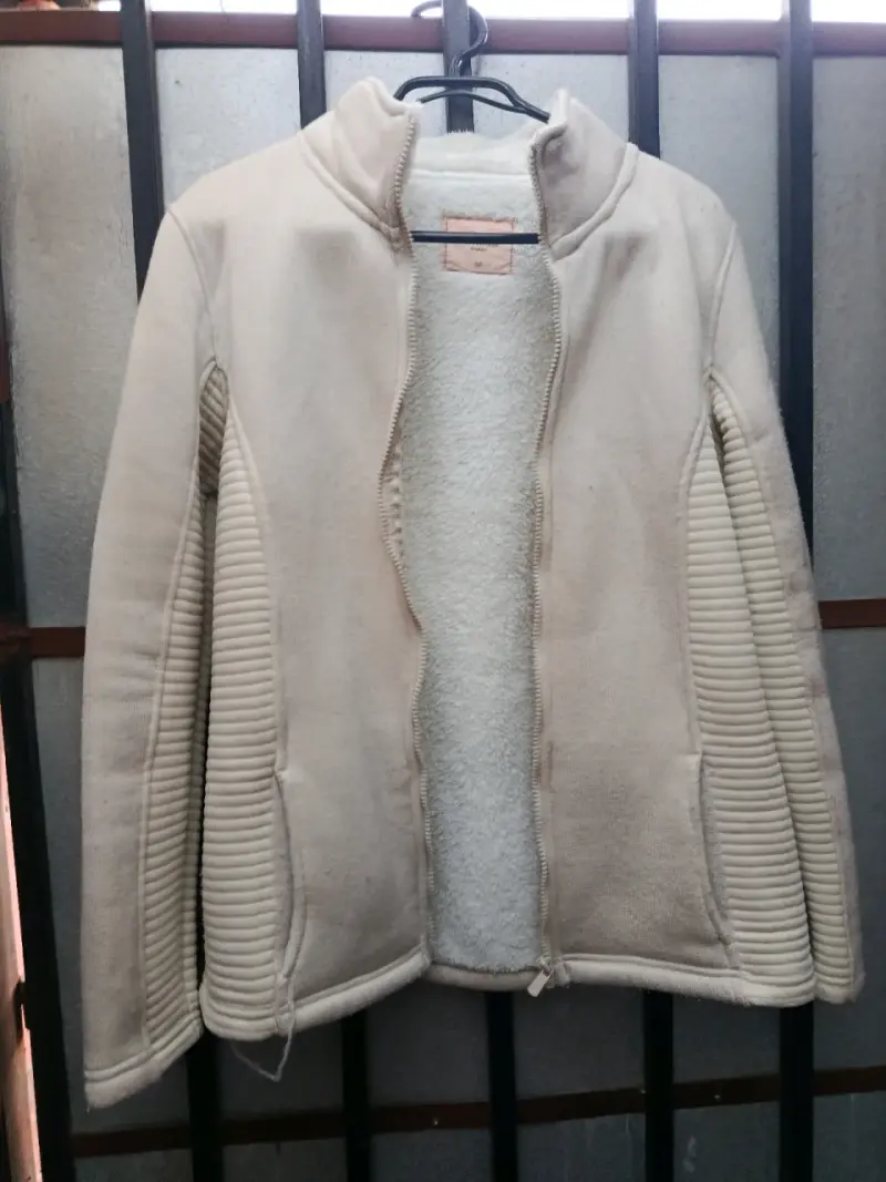 Chaqueta beige con forro polar