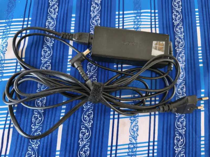 Cargador Sony para laptop con cable largo - 1
