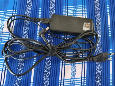 Cargador Sony para laptop con cable largo - miniatura 1