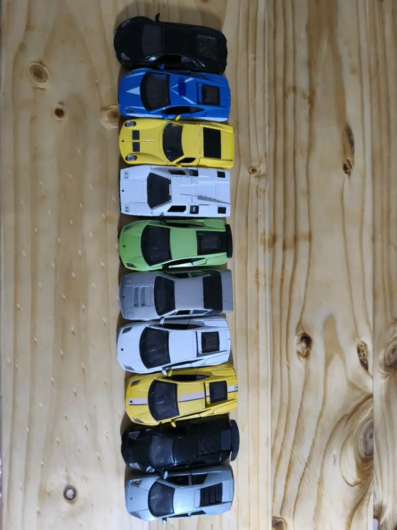 Set de autos de juguete deportivos a escala - 1