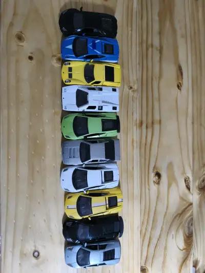 Set de autos de juguete deportivos a escala - miniatura 1