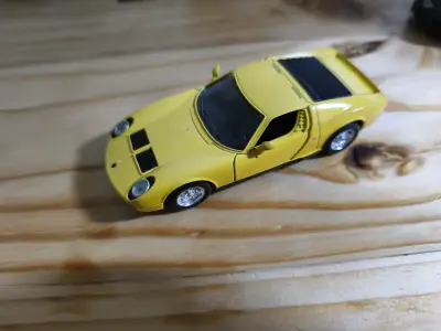 Set de autos de juguete deportivos a escala - miniatura 4