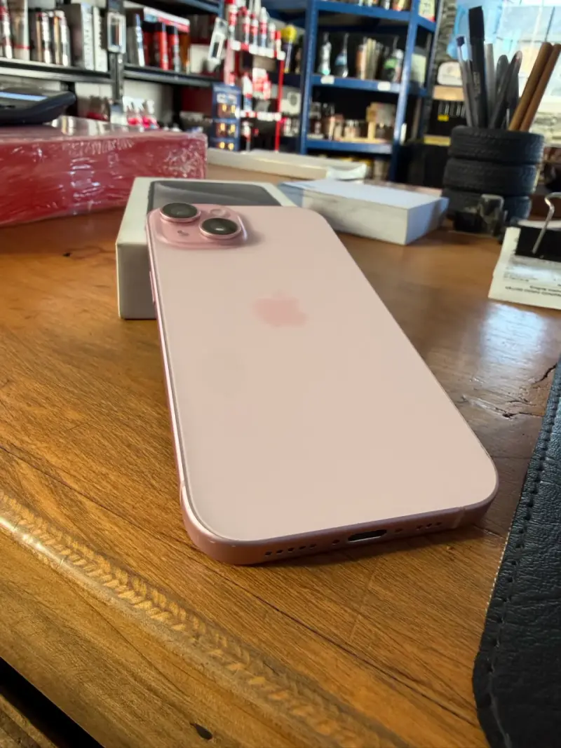 iPhone 15 color rosa - 2
