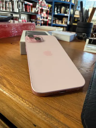 iPhone 15 color rosa - miniatura 2