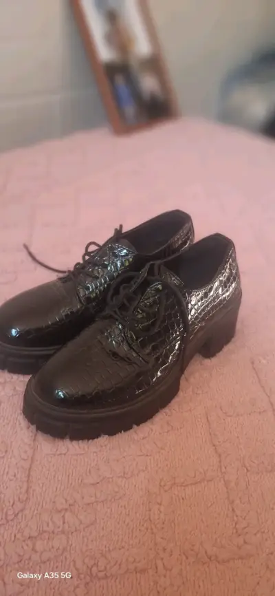 Zapatos de charol negro con diseño reptil - miniatura 1