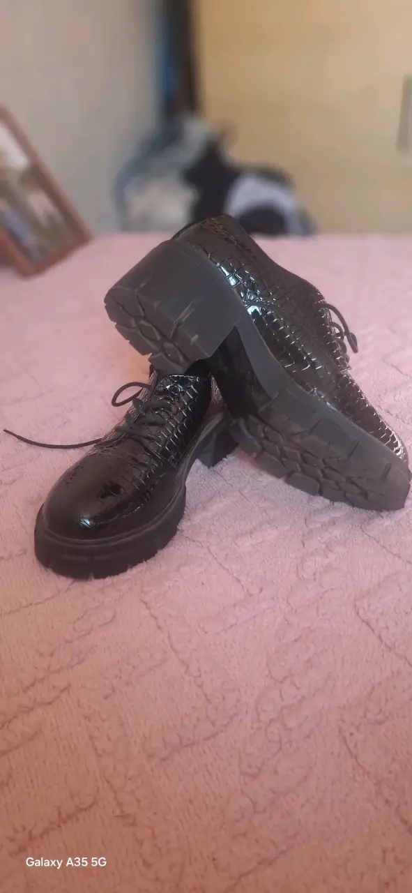 Zapatos de charol negro con diseño reptil - 2