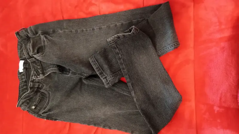 Jeans negros de mezclilla en buen estado - 1