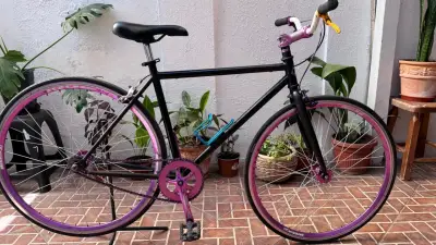 Bicicleta urbana negra con detalles morados - miniatura 1