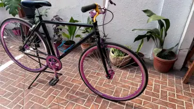 Bicicleta urbana negra con detalles morados - miniatura 2