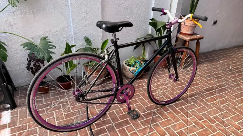 Bicicleta urbana negra con detalles morados - 3