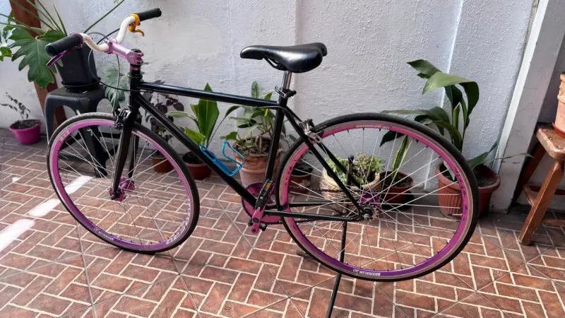 Bicicleta urbana negra con detalles morados - 4