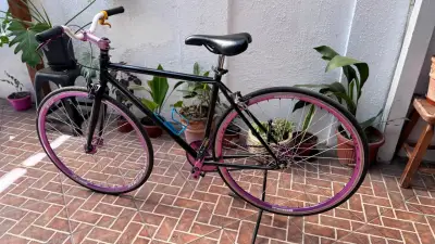 Bicicleta urbana negra con detalles morados - miniatura 4