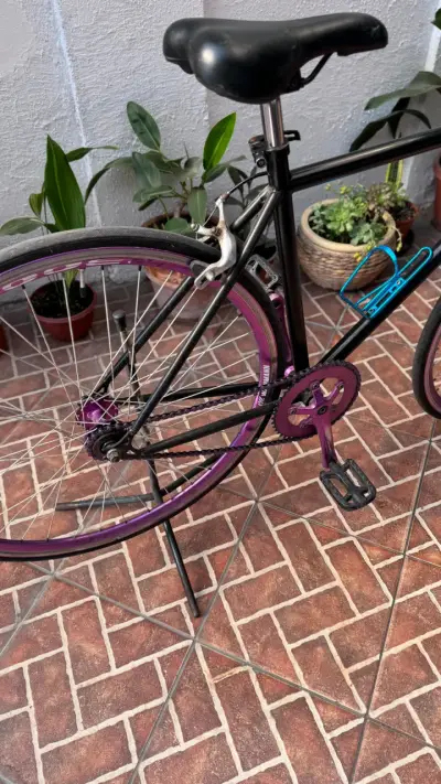 Bicicleta urbana negra con detalles morados - miniatura 5