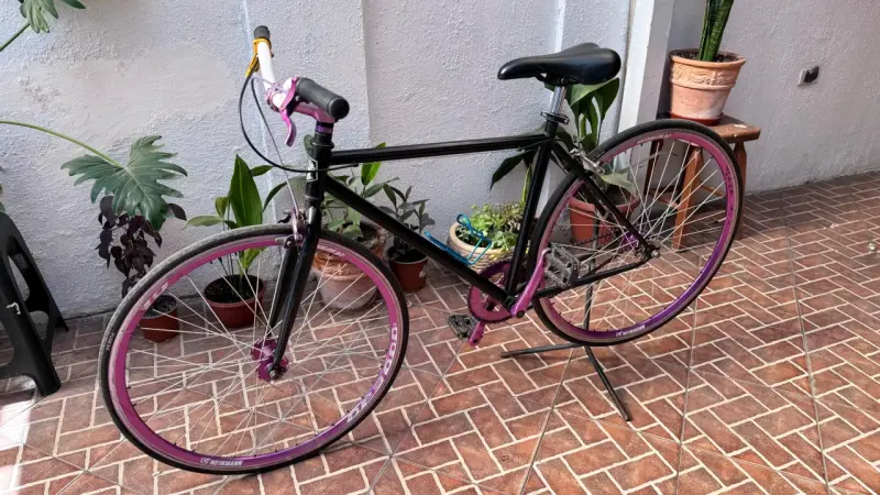 Bicicleta urbana negra con detalles morados - 6
