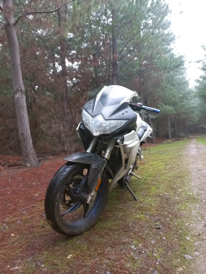 Motocicleta deportiva loncin gp 250. - 3