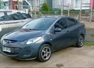 Mazda sedán gris en buen estado - miniatura 1