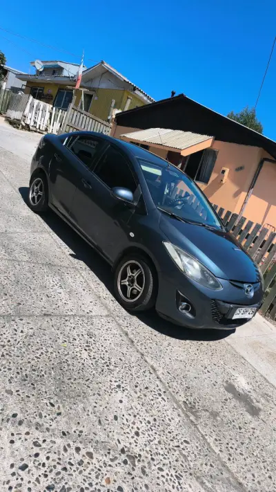 Mazda sedán gris en buen estado - miniatura 2