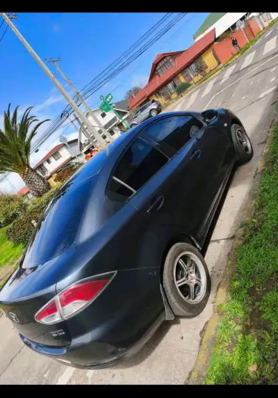 Mazda sedán gris en buen estado - miniatura 5