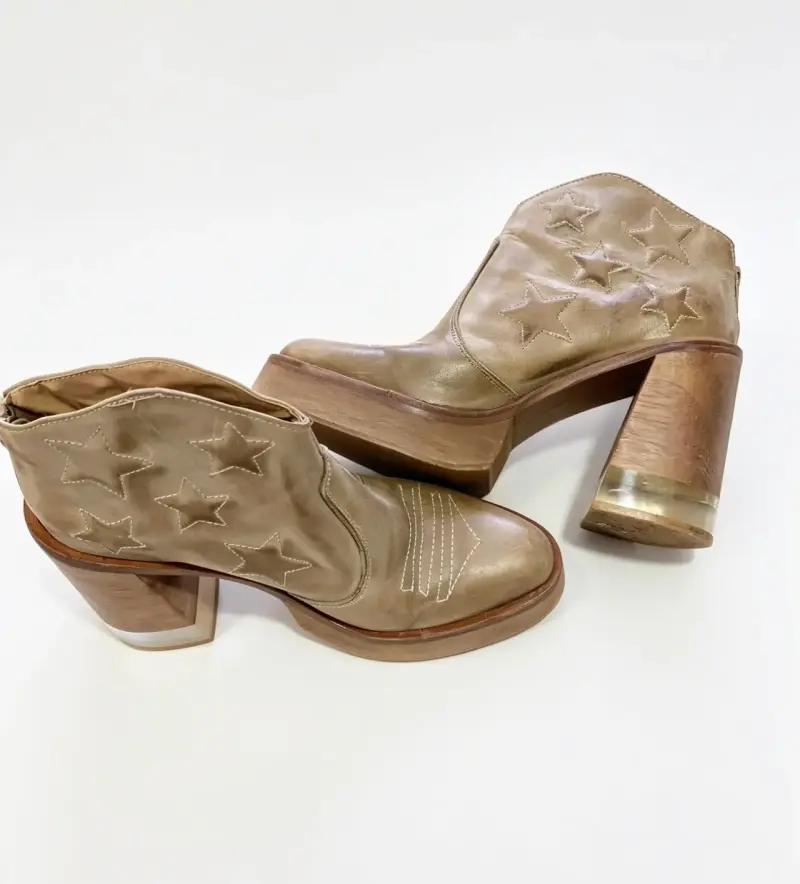Botines de cuero beige con estrellas - 2