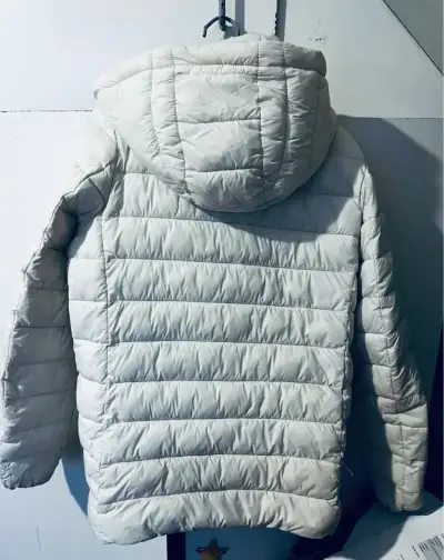 Chaqueta acolchada blanca para invierno - miniatura 2