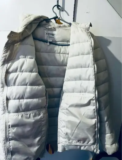 Chaqueta acolchada blanca para invierno - miniatura 3