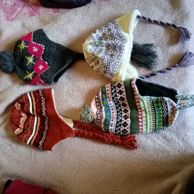 Conjunto de gorros tejidos coloridos - miniatura 1