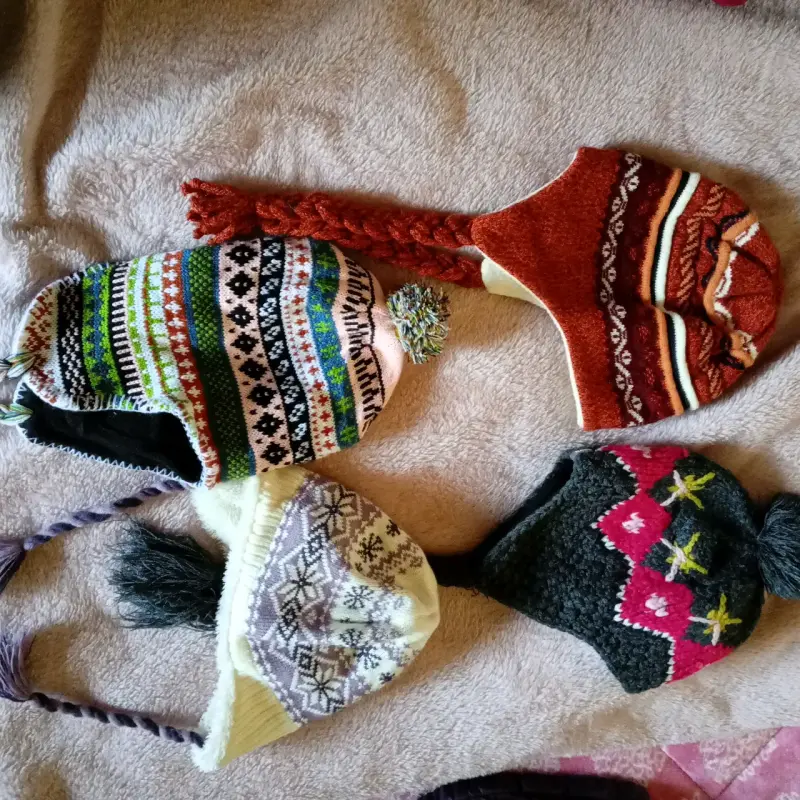 Conjunto de gorros tejidos coloridos - 2