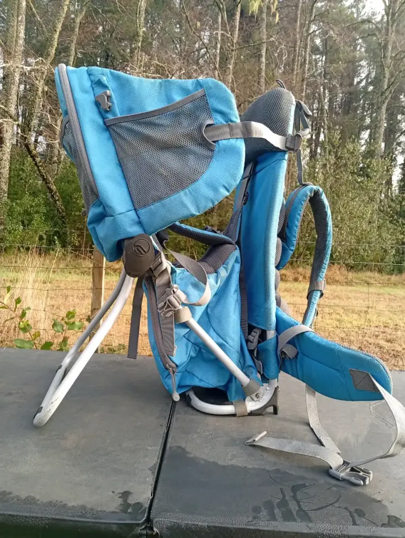Mochila portabebé azul con soporte - 1