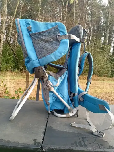 Mochila portabebé azul con soporte - miniatura 1