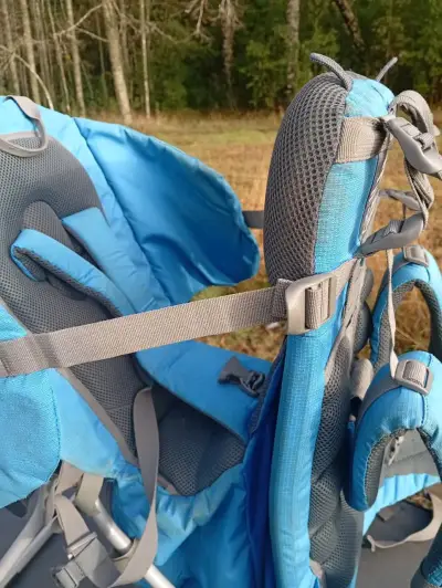 Mochila portabebé azul con soporte - miniatura 3