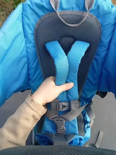 Mochila portabebé azul con soporte - miniatura 4