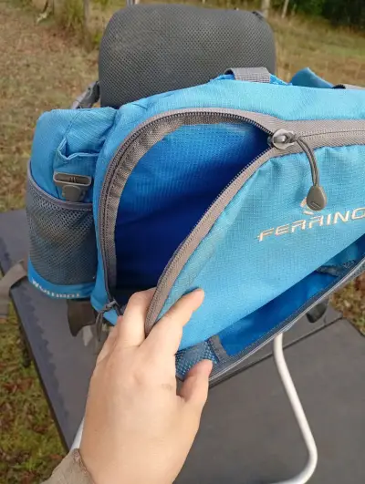 Mochila portabebé azul con soporte - miniatura 5