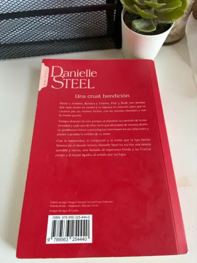 Libro 'Una cruel bendición' de Danielle Steel - miniatura 2
