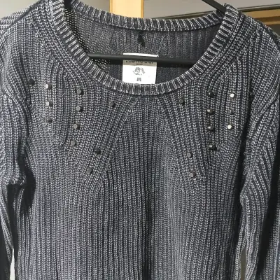 Suéter gris con detalles de tachuelas - miniatura 1