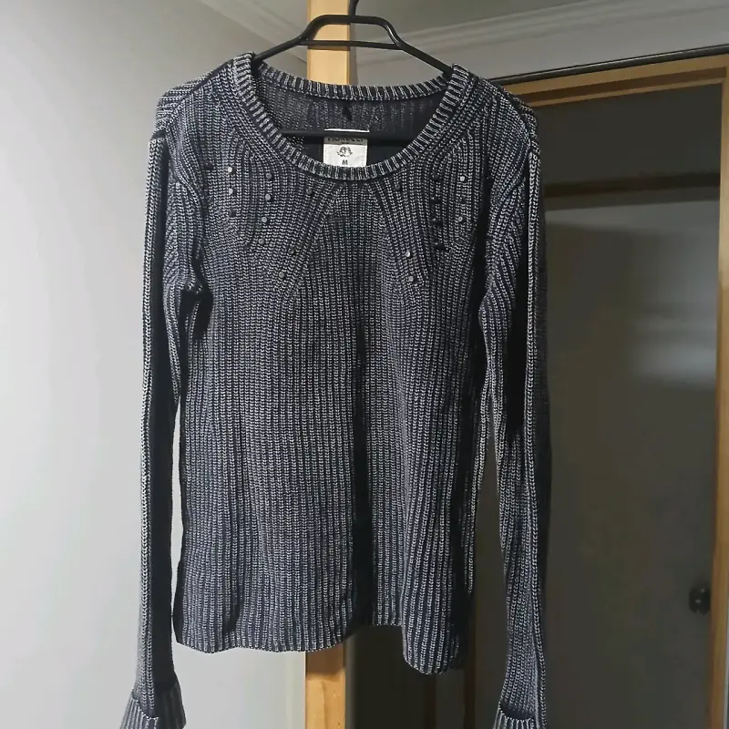 Suéter gris con detalles de tachuelas - 2