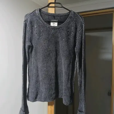 Suéter gris con detalles de tachuelas - miniatura 2