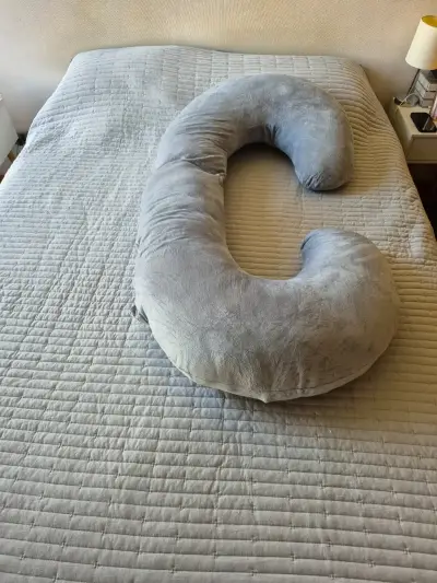 Almohada de embarazo en forma de C gris - miniatura 1