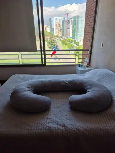 Almohada de embarazo en forma de C gris - miniatura 2