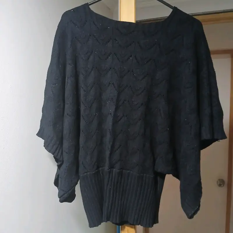 Suéter negro de punto con diseño calado - 1