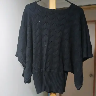 Suéter negro de punto con diseño calado - miniatura 1