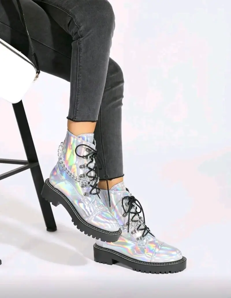Botas holográficas con cordones y cadena - 2