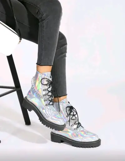 Botas holográficas con cordones y cadena - miniatura 2
